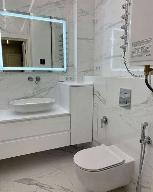 Санузел готов.  Не стали мудрить с плиткой и взяли крупноформатную плитку под мрамор от керма мараци. 03