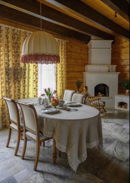 Русская усадьба с её утончённым интерьером вызывает восхищение - здесь чувствуется масштаб, вкус и внимание к деталям. 07