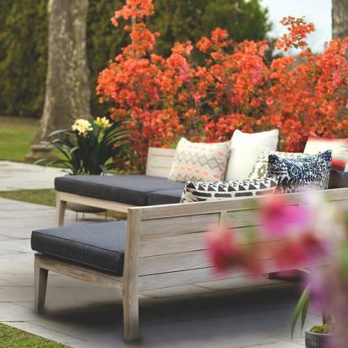 Садовая мебель вполне может быть мягкой и удобной. 01