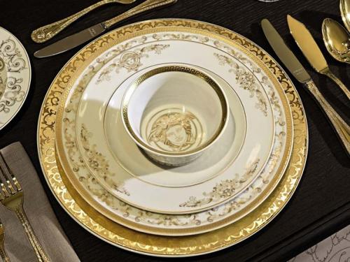 Известный дизайнер Джанни версаче говорил: Versace - это не Просто Модный Бренд, а Образ Жизни, Который Должен Присутствовать во Всем. 01