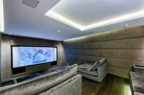 Элегантный дом Фулхэм с бассейном и кинотеатром в Лондоне. 04