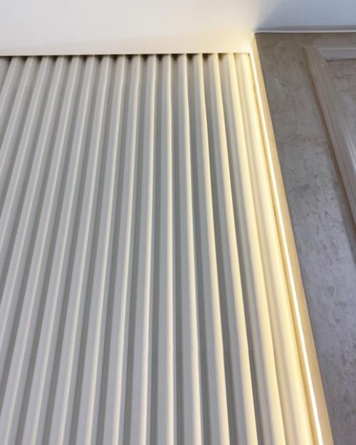 Гипсовые 3 Д панели в облицовке стены - изголовье кровати в спальной комнате. 06