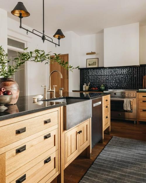 Дерево в интерьере загородного дома смотрится просто великолепно. 04