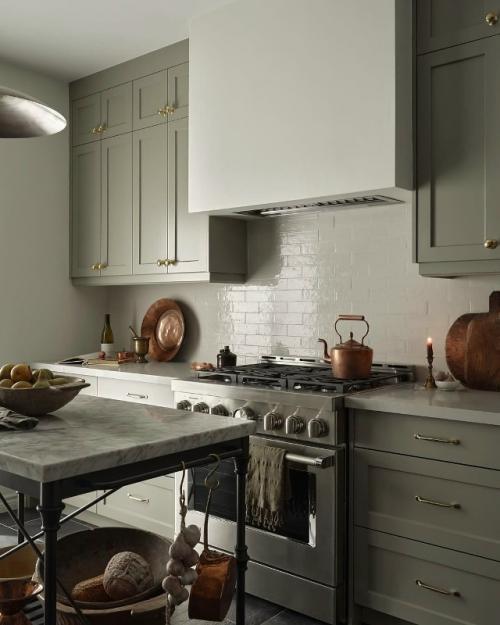 Эта кухня в загородном доме сочетает традиционный стиль с элегантной функциональностью. 05