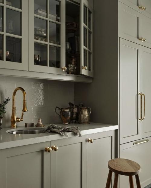 Эта кухня в загородном доме сочетает традиционный стиль с элегантной функциональностью. 01
