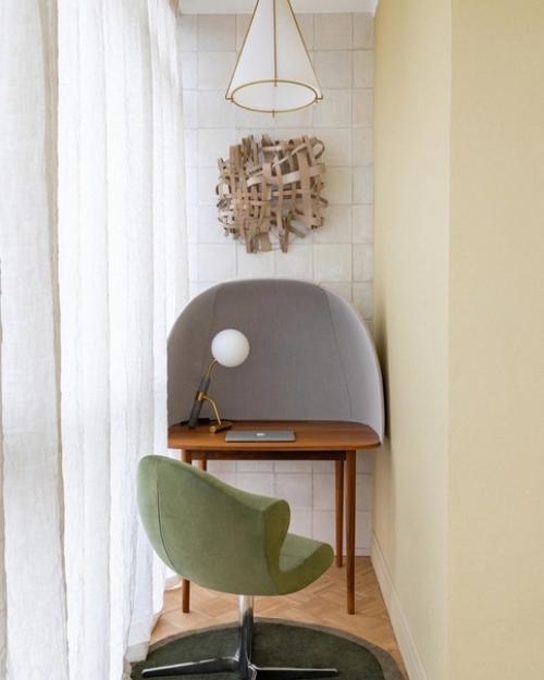 Эклектичная обстановка, в которой много дизайнерской мебели и декора. 06