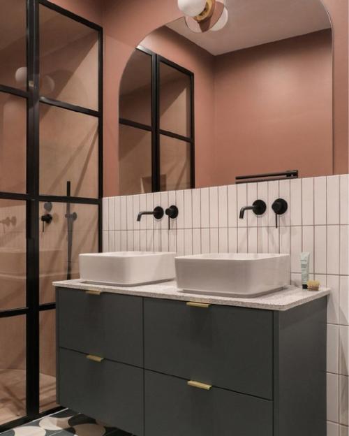 Квартира расположена в угловом треугольном доме, что обусловило ее особую архитектуру. 08