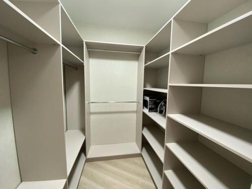 Купили квартиру.  Мы просто показываем. 08