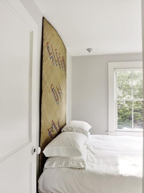 Пустые стены в комнате помещение менее уютным и обжитым делают. 02