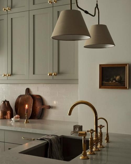 Эта кухня в загородном доме сочетает традиционный стиль с элегантной функциональностью. 04