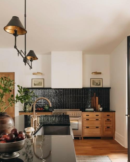 Дерево в интерьере загородного дома смотрится просто великолепно. 01