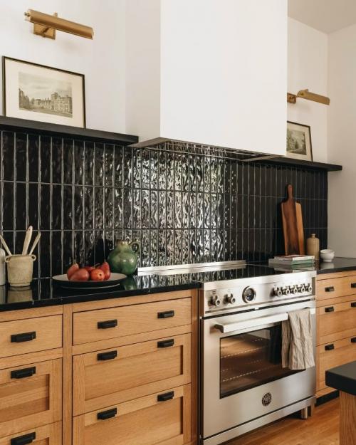 Дерево в интерьере загородного дома смотрится просто великолепно. 03