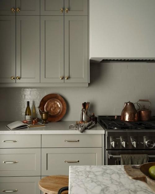 Эта кухня в загородном доме сочетает традиционный стиль с элегантной функциональностью. 03