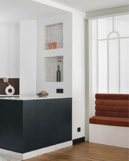 Квартира расположена в угловом треугольном доме, что обусловило ее особую архитектуру. 04