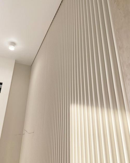 Гипсовые 3 Д панели в облицовке стены - изголовье кровати в спальной комнате. 01