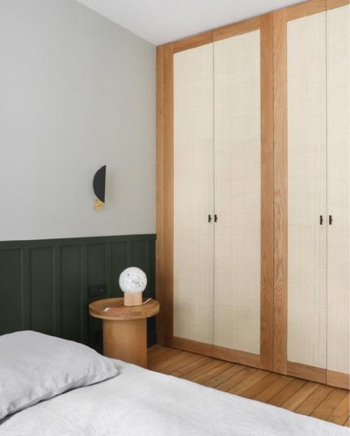 Квартира расположена в угловом треугольном доме, что обусловило ее особую архитектуру. 07