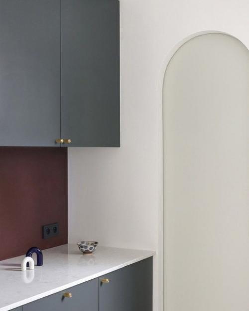 Квартира расположена в угловом треугольном доме, что обусловило ее особую архитектуру. 01