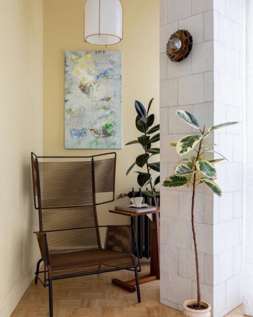 Эклектичная обстановка, в которой много дизайнерской мебели и декора. 05