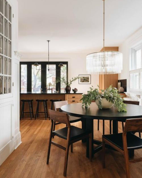 Дерево в интерьере загородного дома смотрится просто великолепно. 02