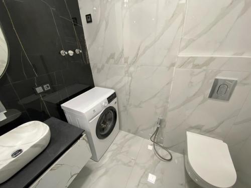 Купили квартиру.  Мы просто показываем. 07