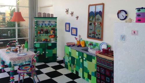 Вязанная кухня!  50 художников и мастеров семь месяцев работали над необычным проектом - создавали вязаную кухню. 01