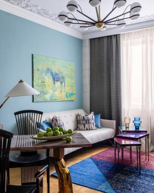 Эклектичная обстановка, в которой много дизайнерской мебели и декора. 03