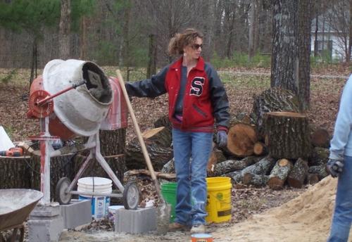 Одинокая мать четверых детей дом для семьи построила. 01