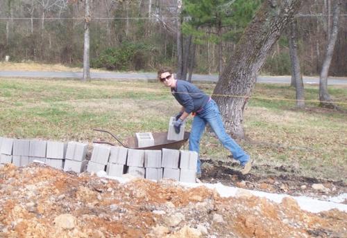 Одинокая мать четверых детей дом для семьи построила. 02