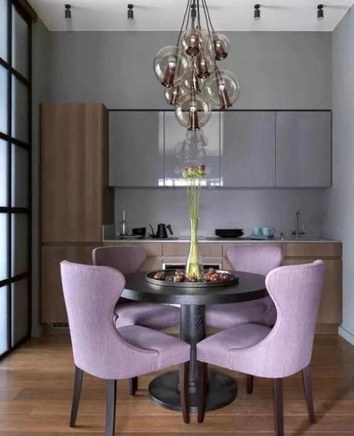 Как же удачно вписались в интерьер занавеси с растительным рисунком!  Сразу задают тон всей кухне. 05