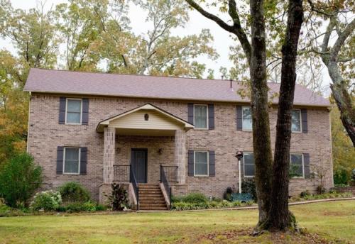 Одинокая мать четверых детей дом для семьи построила. 09