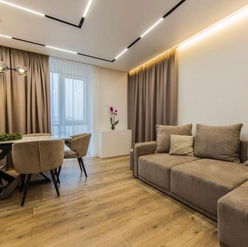 Очень уютная гостиная в постельных тонах после капитального ремонта. 03