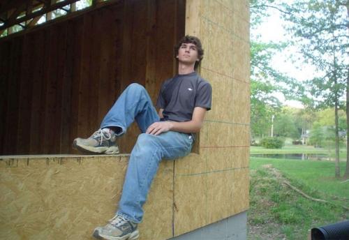 Одинокая мать четверых детей дом для семьи построила. 05