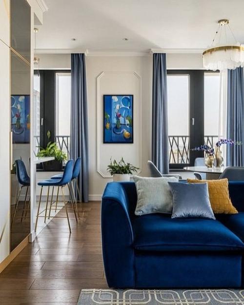 Стильный и гармоничный интерьер однокомнатной квартиры с яркими насыщенными акцентами. 01