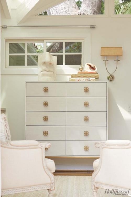 Модель Миранда керр и основатель Snapchat Эван Шпигель поженились в 2017 году и с тех пор живут в особняке в Лос-анджелесе вместе с двумя детьми. 03