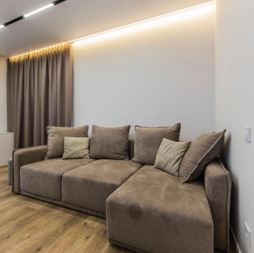 Очень уютная гостиная в постельных тонах после капитального ремонта. 02