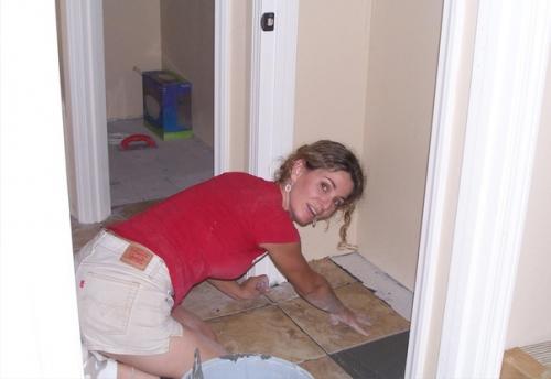 Одинокая мать четверых детей дом для семьи построила. 07