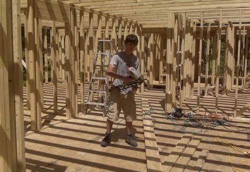 Одинокая мать четверых детей дом для семьи построила. 03