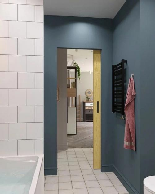 Уютная ванная комната, которая собрала в себя яркий стиль, приятные оттенки и атмосферу домашнего уюта. 04