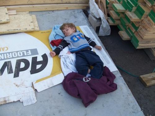 Одинокая мать четверых детей дом для семьи построила. 04