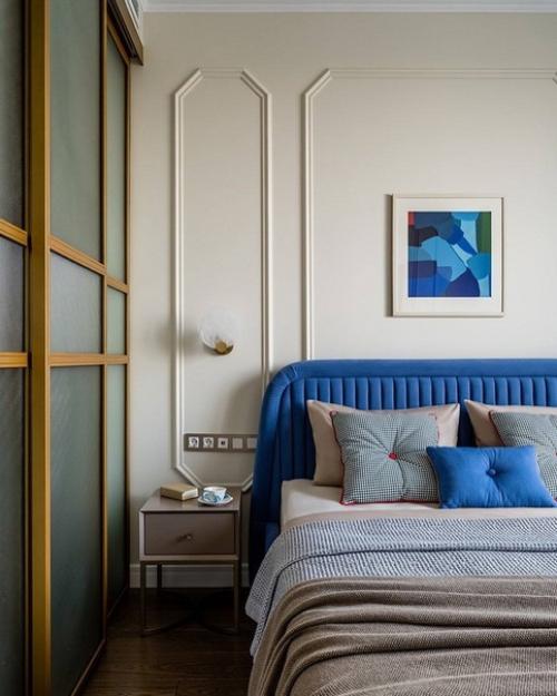 Стильный и гармоничный интерьер однокомнатной квартиры с яркими насыщенными акцентами. 05