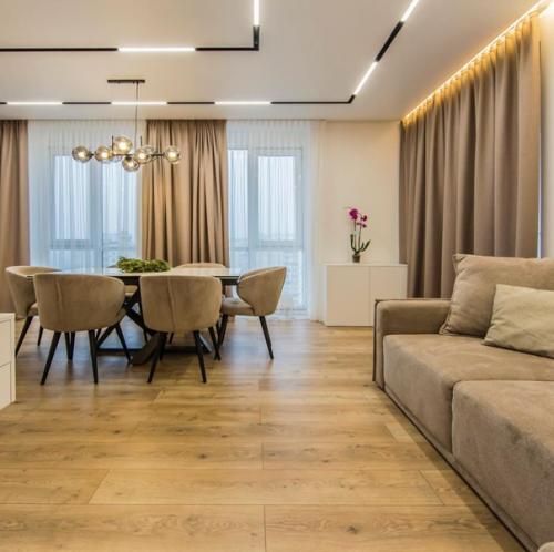 Очень уютная гостиная в постельных тонах после капитального ремонта. 01