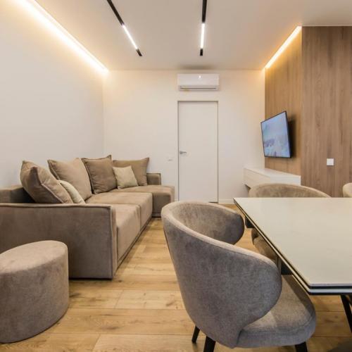 Очень уютная гостиная в постельных тонах после капитального ремонта. 04