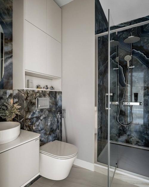 Стильный и гармоничный интерьер однокомнатной квартиры с яркими насыщенными акцентами. 07