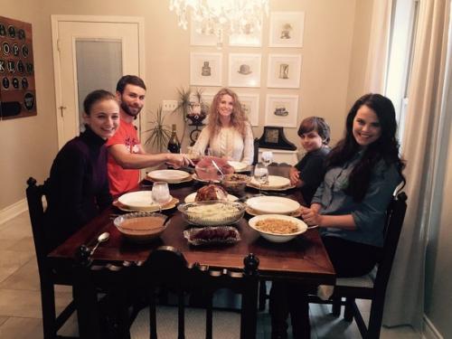 Одинокая мать четверых детей дом для семьи построила. 08