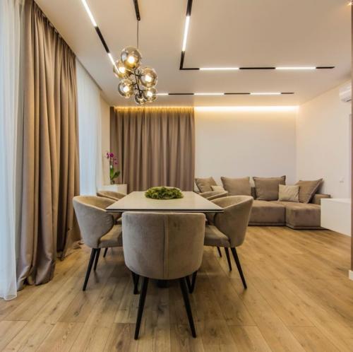 Очень уютная гостиная в постельных тонах после капитального ремонта. 05