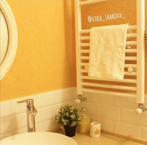 Здравствуйте. Сделали ремонт в ванной, одно из любимых мест в квартире. 02