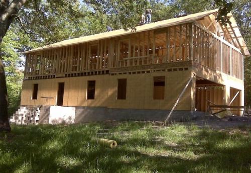 Одинокая мать четверых детей дом для семьи построила. 06