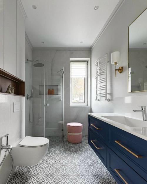 Этот интерьер гармонично сочетает утончённость классики с чистыми линиями и функциональностью современного дизайна. 01