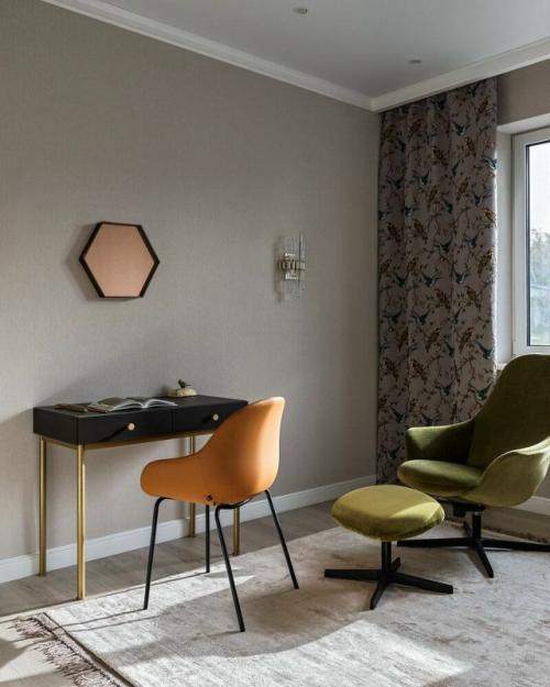 Этот интерьер гармонично сочетает утончённость классики с чистыми линиями и функциональностью современного дизайна. 05