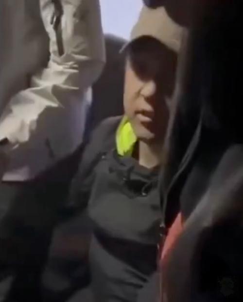 Заморский гость, оказавшись в России, решил преподать урок вежливости в маршрутке местному жителю.  